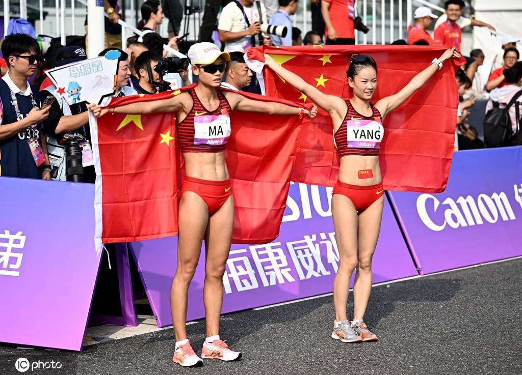 我和一名土著美洲人、一位天主教牧师一同上了船;有人交给我们一条肥硕的大麻哈鱼，假装它是我们从河里非法捕捞的。